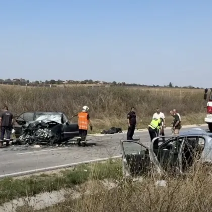 Четирима са вече жертвите на тежката катастрофа между два автомобила в