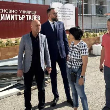 Кметът Костадин Димитров и вицето му по образование Владимир Темелков