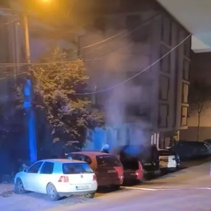 Кола пламна край блок в Търново ВИДЕО