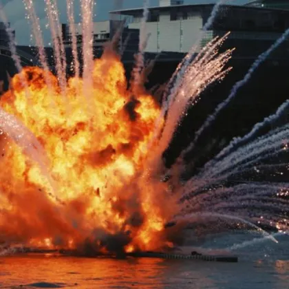 Най малко 13 души включително полицай бяха убити при мощен самоубийствен