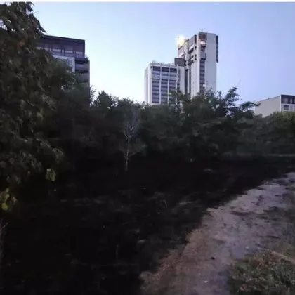 Пожар горя в парка зад хотел Санкт Петербург Пламнали са