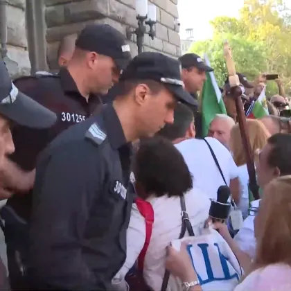 Демонстранти опитаха неуспешно да пробият кордона от полицаи около сградата на