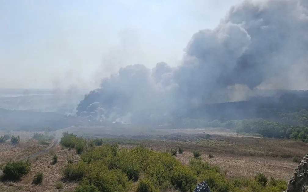 Пламна огромен пожар край Бургас! СНИМКИ