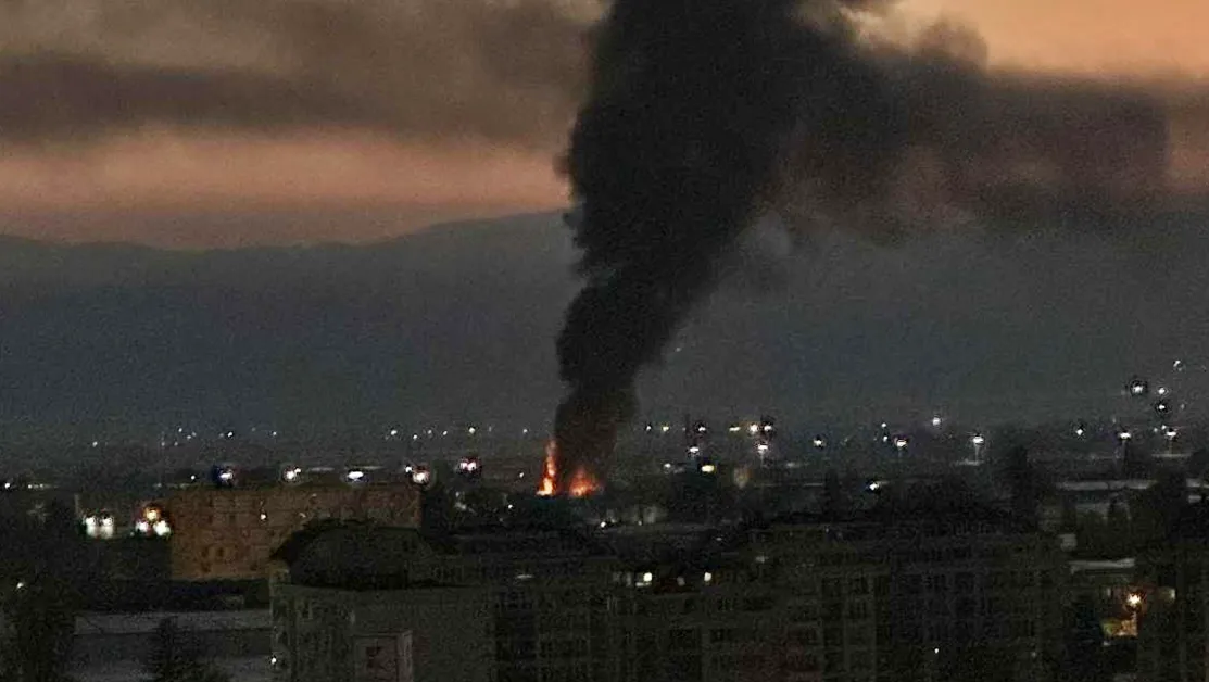 Пожар в столичния квартал "Илиянци" - гори склад за фолио СНИМКИ