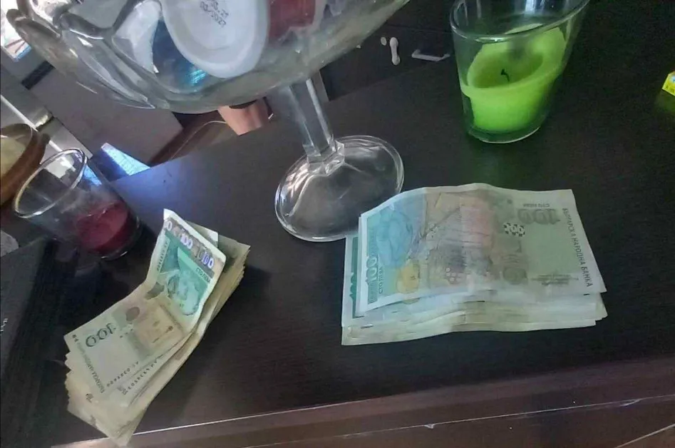 Заловиха млада жена и тийнейджър за телефонни измами