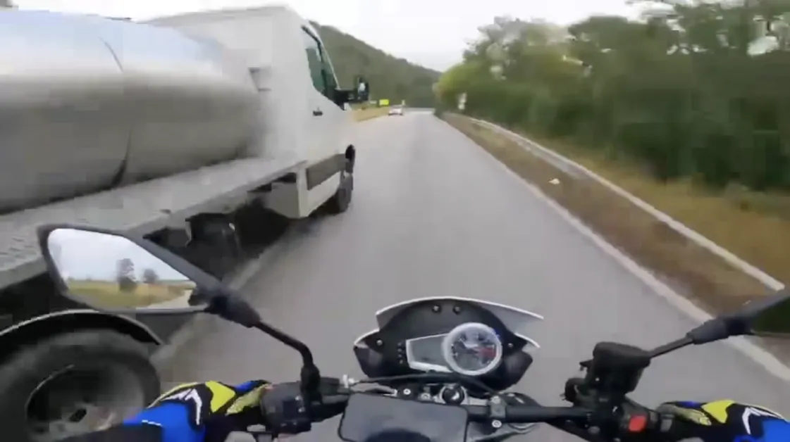 Камион цистерна кара неразумно, не му е първата проява ВИДЕО