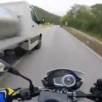 Камион цистерна с неразумно поведение на пътя Видео публикувано от Facebook