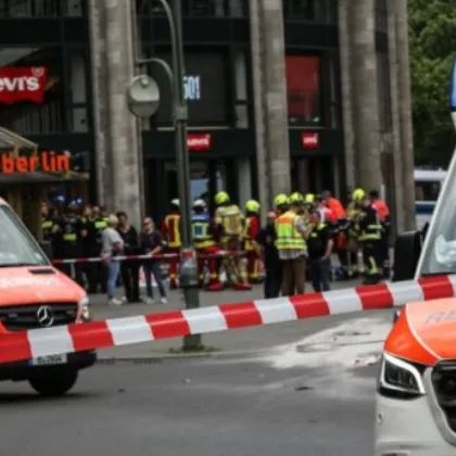 Автомобил се вряза в група хора в Берлин в района