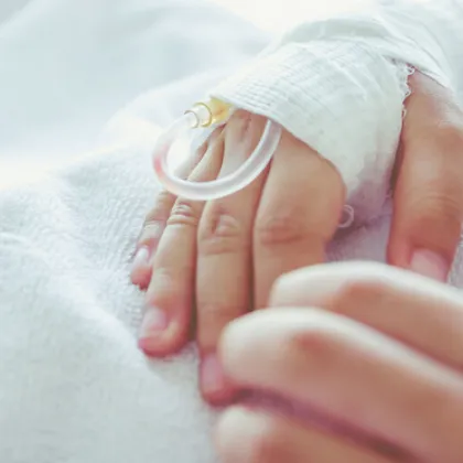 6 годишно момиче е хоспитализирано с комоцио след конфликт между бащи