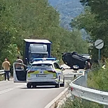 Тежка катастрофа между камион и кола в Карловско