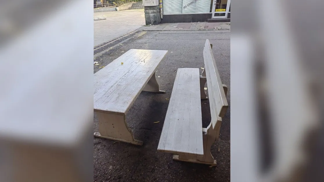 Откраднаха пейка на заведение в Стара Загора, искат си я СНИМКА