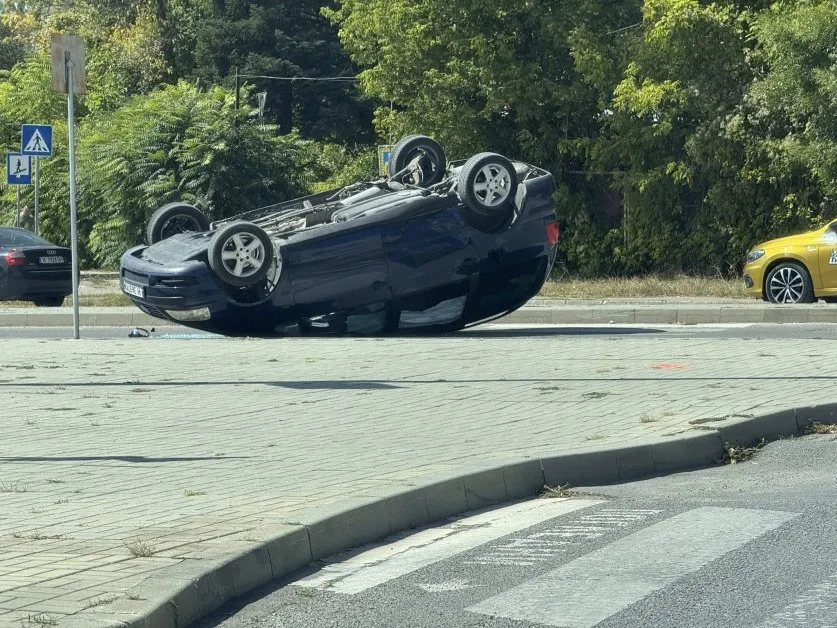 Кола се преобърна по таван в Шумен ВИДЕО