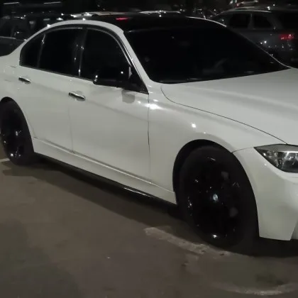 БМВ успя да спре на 2 инвалидни паркоместа в Стара