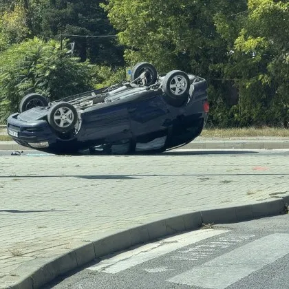 Обеден пътен инцидент стана днес в Шумен Един автомобил се