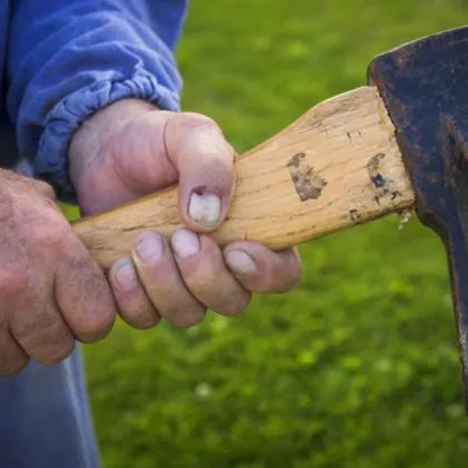 Екип от инспектори по труда е нападнат с брадва при