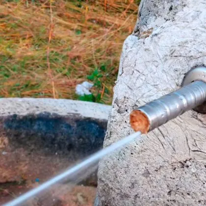 Неизвестен е запушил крайпътна чешма в района на Рожен Това