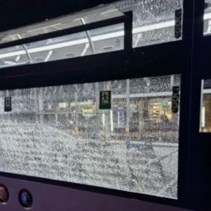 Пътник в автобус на градския транспорт в Бургас Б11