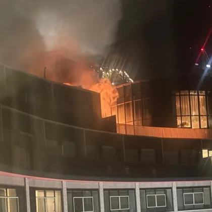 Около 100 пожарникари се борят с пожар в бившия телевизионен