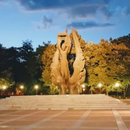 Когато през 1985 г на пловдивския площад Съединение се издига