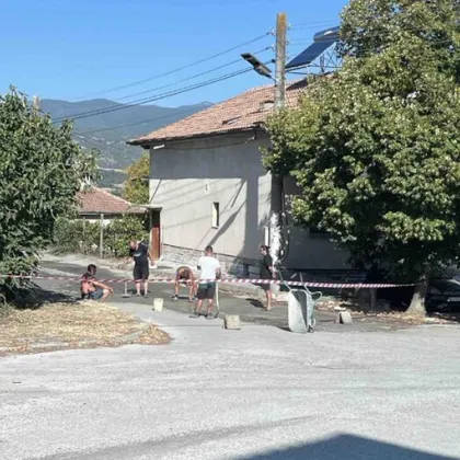 В Струмяни местни жители собственоръчно направиха ремонт на улицата си