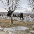 Без вода на гробищата в Асеновград, хората носят туби от домовете си