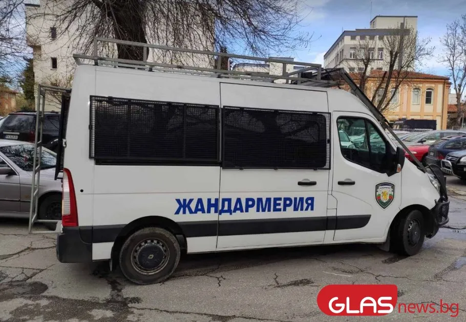 Масов бой! Намесиха се полицаи, има потрошени и порязани