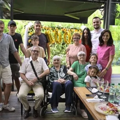 Своя 100 годишен юбилей отпразнува Ана Спасова Обградена от деца внуци