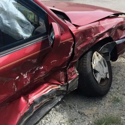 Дрогирана шофьорка заби колата си в крайпътен скат в Монтанско