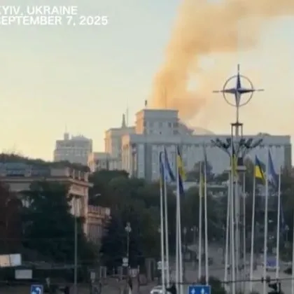Една от главните правителствени сгради в Киев е повредена в