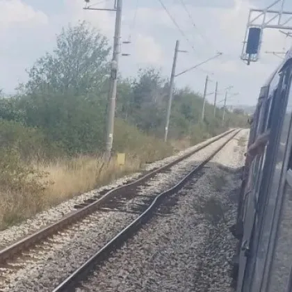 Бързият влак от Пловдив за София е спрял насред полето