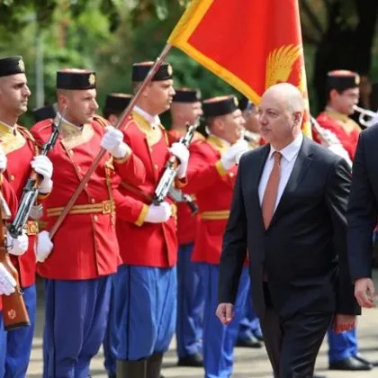 С официалната церемония с военни почести беше посрещнат министър председателят Росен