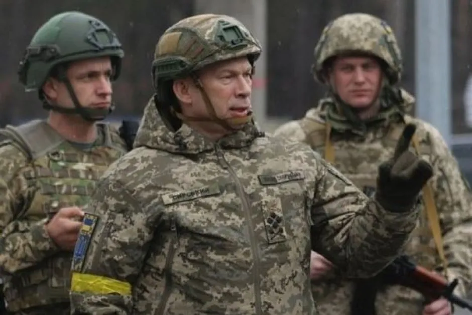 Сирски: Русия разполага с най-малко "три пъти повече" сили