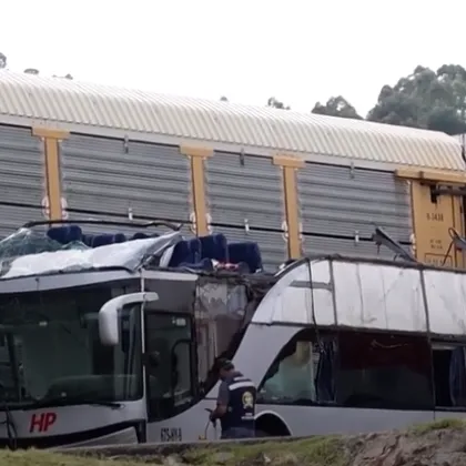 Най малко 10 души загинаха а 41 бяха ранени при сблъсък