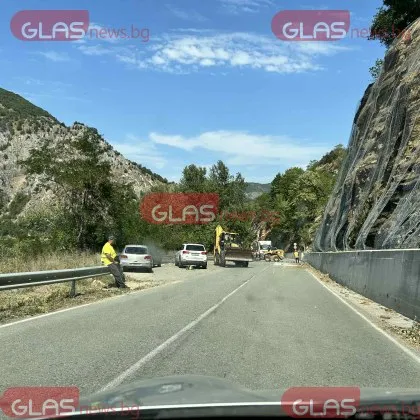 Ремонтни дейности се извършват на пътя между Кричим и Михалково Обезопасяват
