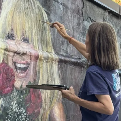 На една столична улица сивата стена се превърна в сцена