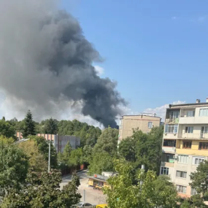 Пожар гори в този момент в София Гъсти пушеци дим
