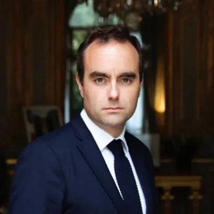 По малко от 24 часа след оставката на Франсоа Байру президентът