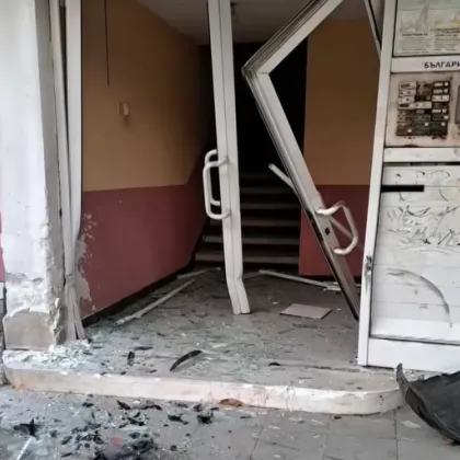 Автомобил се вряза във входа на жилищен блок в Асеновград