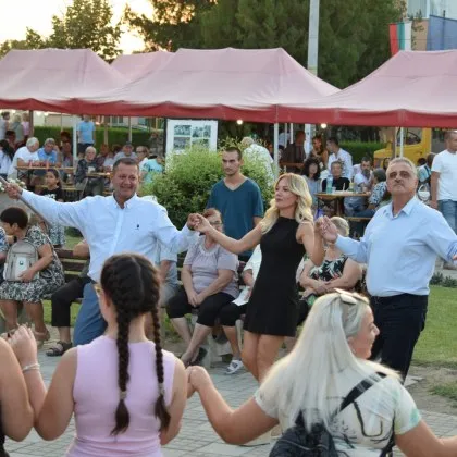 Хиляди празнуваха по площадите на Маноле и Крислово СНИМКИ