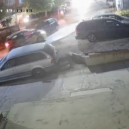 Два автомобила за доставка на храна на известната верига ресторанти