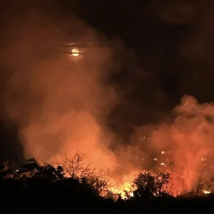 Пожар пламна в Плевен тази вечер Пламъците бушуват в пространство намиращо