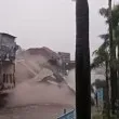 Кошмарни наводнения на райски остров! Има жертви ВИДЕО
