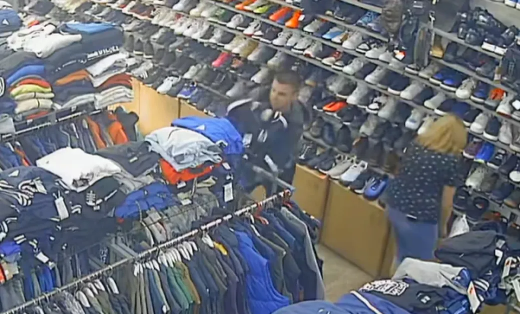 Мъж грабна дрехи и избяга от магазин в София ВИДЕО