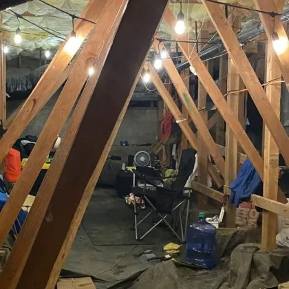 Мъж в САЩ е арестуван за предполагаемо живеене в подпокривното