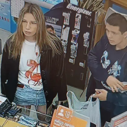 Двама младежи – мъж и жена – са заснети от