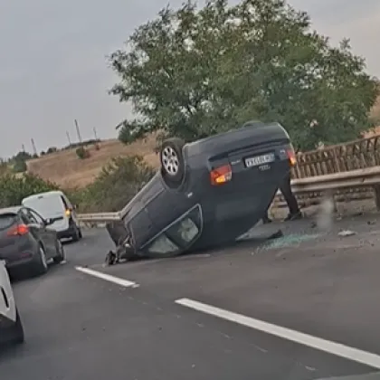 Пътен инцидент стана днес в Плевенско Кола се обърна по