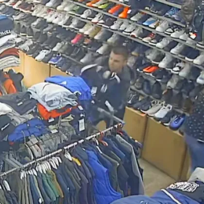 Мъж грабна дрехи и избяга от магазин в София ВИДЕО