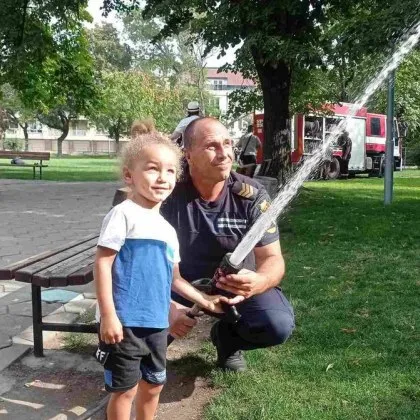 Огнеборци зарадваха малки и големи в Пловдив СНИМКИ