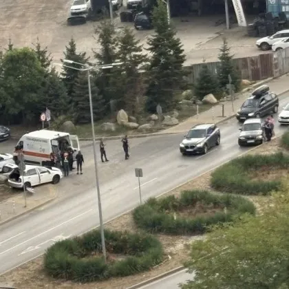Сблъсък на метри от „Токуда": полиция и линейка на място