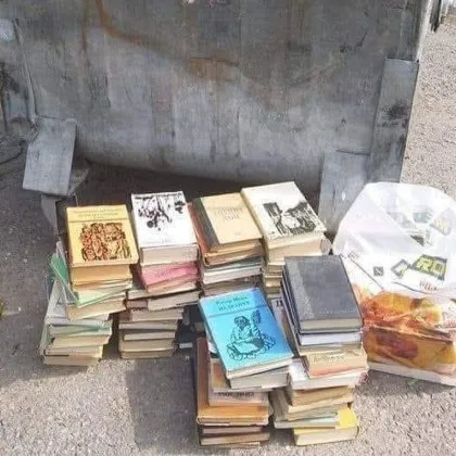 Варненец спасява книги от кофата за боклук: „Аз ще ги съхраня за идните поколения!"